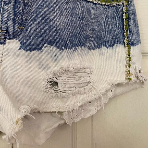 Free People Women's Ombre Distressed Raw Hem Peek A Boo Pocket Jean Shorts Sz 26 - Picture 3 of 11